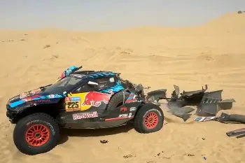 El accidente de Carlos Sainz en una etapa clave pone en peligro sus aspiraciones de ganar el Dakar