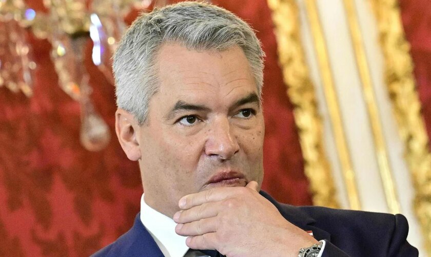 El jefe del Gobierno de Austria, el conservador Karl Nehammer, anuncia su dimisión