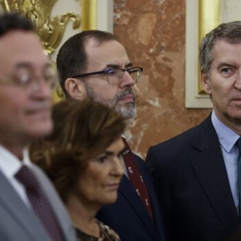 El pacto de los barones del PP sacude al PSOE contra "el mudito" Feijóo