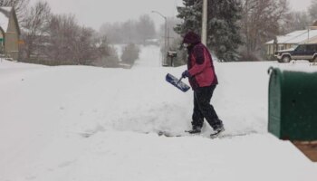 El temporal invernal cancela cientos de vuelos y viajes en tren, corta carreteras y cierra escuelas en EEUU