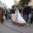 El tradicional arrastre de latas con el que los niños de Algeciras llaman a los Reyes Magos para que no pasen de largo