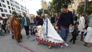 El tradicional arrastre de latas con el que los niños de Algeciras llaman a los Reyes Magos para que no pasen de largo