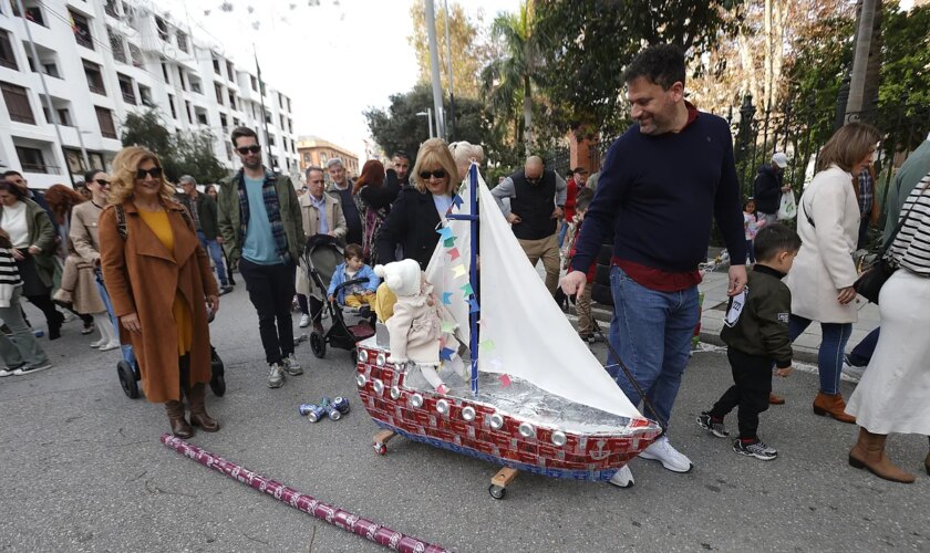 El tradicional arrastre de latas con el que los niños de Algeciras llaman a los Reyes Magos para que no pasen de largo