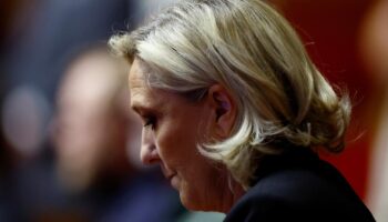 «Elle l’a appris après les journalistes» : comment Marine Le Pen a été informée de la mort de son père dans l’avion qui la ramenait de Mayotte