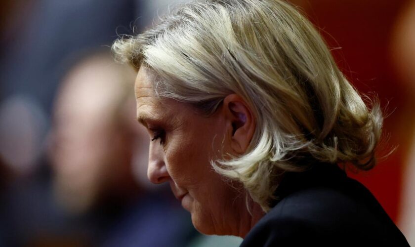 «Elle l’a appris après les journalistes» : comment Marine Le Pen a été informée de la mort de son père dans l’avion qui la ramenait de Mayotte