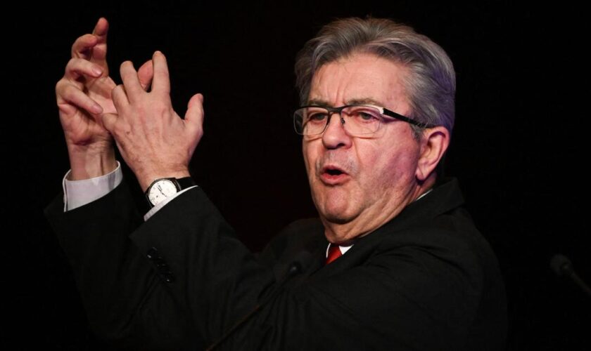 En 2025, Jean-Luc Mélenchon fait le pari de faire plier Emmanuel Macron