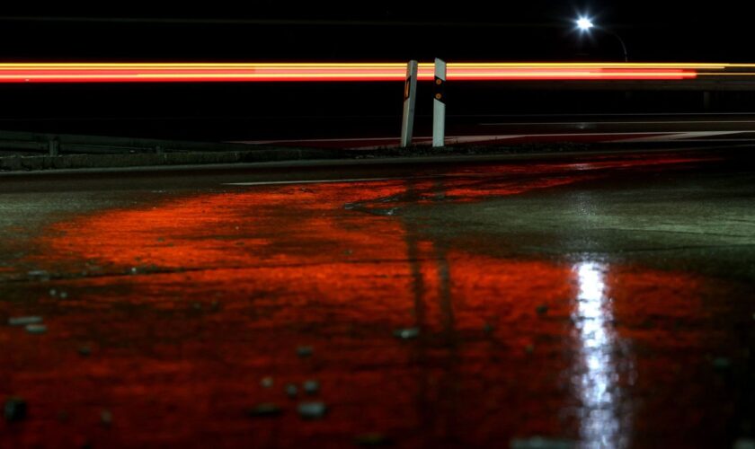 Glatte Straßen: Besonders in Norddeutschland ist am frühen Dienstagmorgen Vorsicht geboten. (Symbolbild) Foto: Karl-Josef Hilden