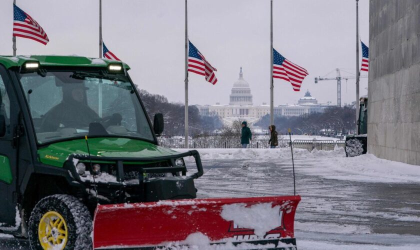 États-Unis : une tempête de neige fait au moins sept morts, 350 000 foyers sans électricité, des milliers de vols annulés ou retardés