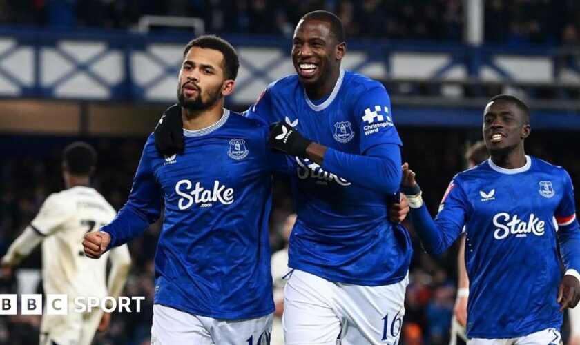 Everton players celebrate