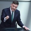 Konstantin Kuhle steht während einer Rede im Deutschen Bundestag hinter dem Pult