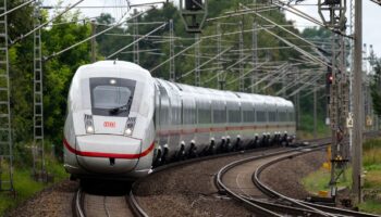 Der Sturm hat auch Auswirkungen auf die ICE-Strecke Berlin-Hamburg. (Symbolbild) Foto: Soeren Stache/dpa