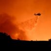 Hubschrauber beim Einsatz gegen das Feuer im Viertel Encino