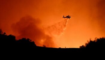 Hubschrauber beim Einsatz gegen das Feuer im Viertel Encino