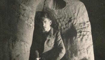 Tatortfotograf Emil Wrbata in einer künstlichen Höhle