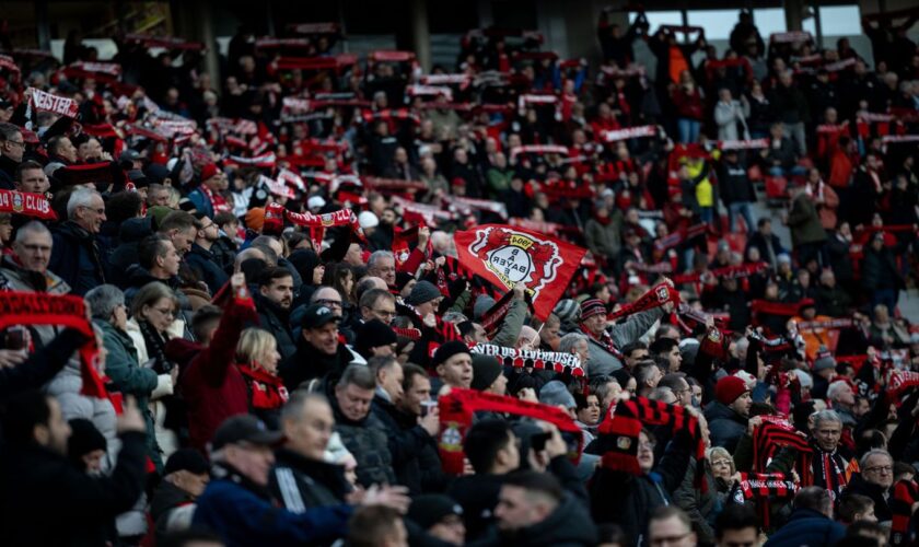 Vor dem Spiel gegen Mainz gab es ein Pfeifkonzert vieler Fans von Bayer Leverkusen. Foto: Fabian Strauch/dpa