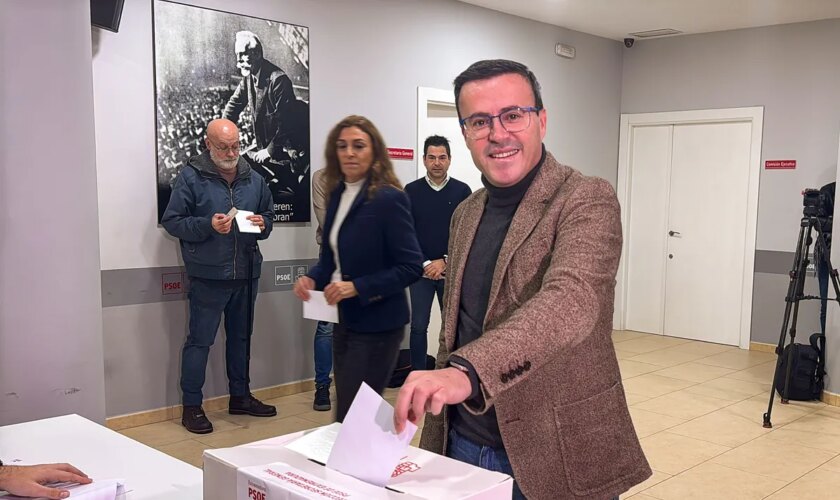 Gallardo refuerza su liderazgo en el PSOE de Extremadura con el 62% de los votos de los militantes en las primarias