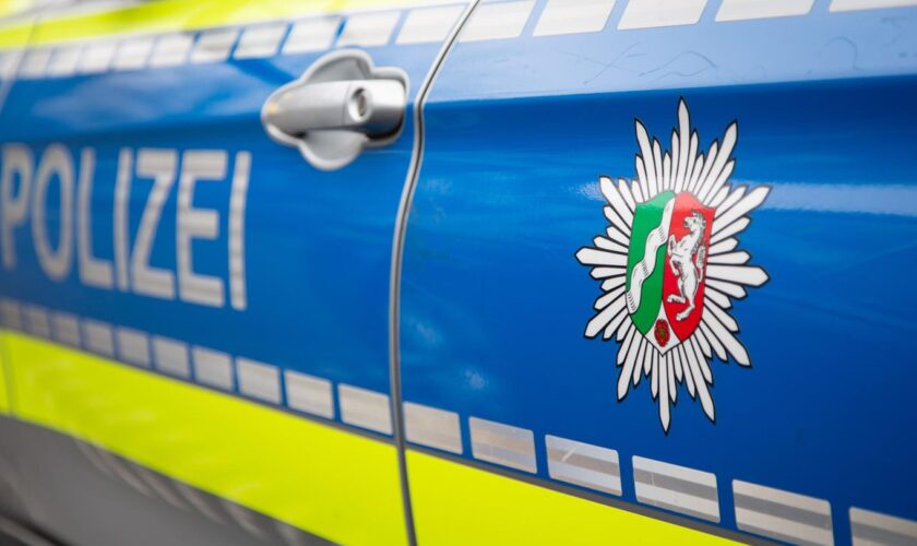 Gewaltszenen in Bergheim: Video soll Polizei-Gewalt zeigen: Beamte schlagen auf mutmaßlich wehrlosen Mann ein