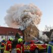 Eine große Rauchwolke steigt über der Riedlinger Altstadt auf. Foto: Thomas Warnack/dpa