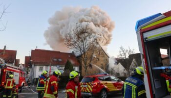 Eine große Rauchwolke steigt über der Riedlinger Altstadt auf. Foto: Thomas Warnack/dpa