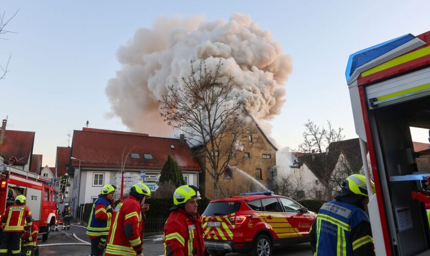 Eine große Rauchwolke steigt über der Riedlinger Altstadt auf. Foto: Thomas Warnack/dpa