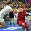 Deutschlands Johannes Golla (l.) und Polens Arkadiusz Moryto kämpfen bei der Handball-WM um den Ball