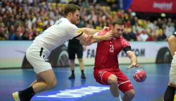 Deutschlands Johannes Golla (l.) und Polens Arkadiusz Moryto kämpfen bei der Handball-WM um den Ball