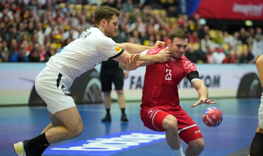 Deutschlands Johannes Golla (l.) und Polens Arkadiusz Moryto kämpfen bei der Handball-WM um den Ball