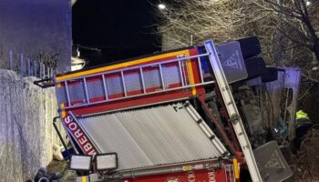 Heridos tres bomberos de la Diputación de Valladolid en el vuelco de su camión en Fompedraza