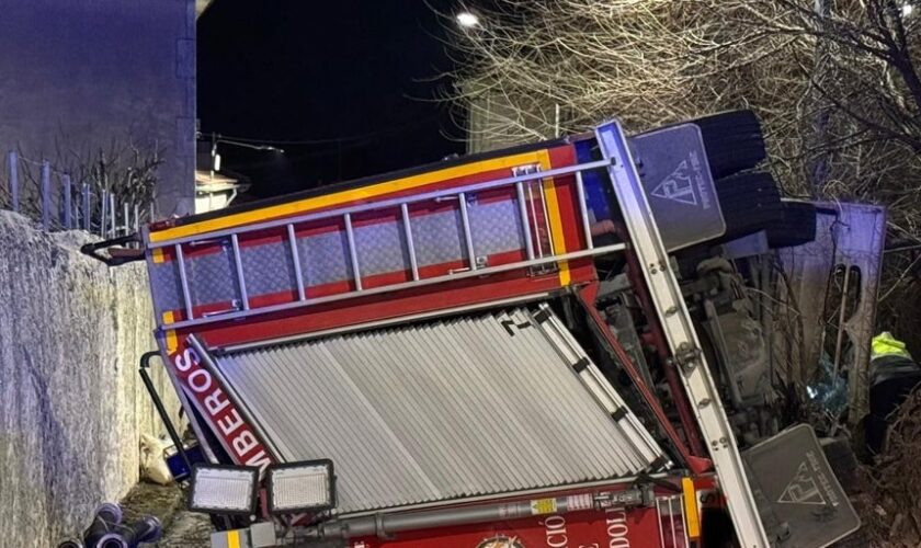 Heridos tres bomberos de la Diputación de Valladolid en el vuelco de su camión en Fompedraza