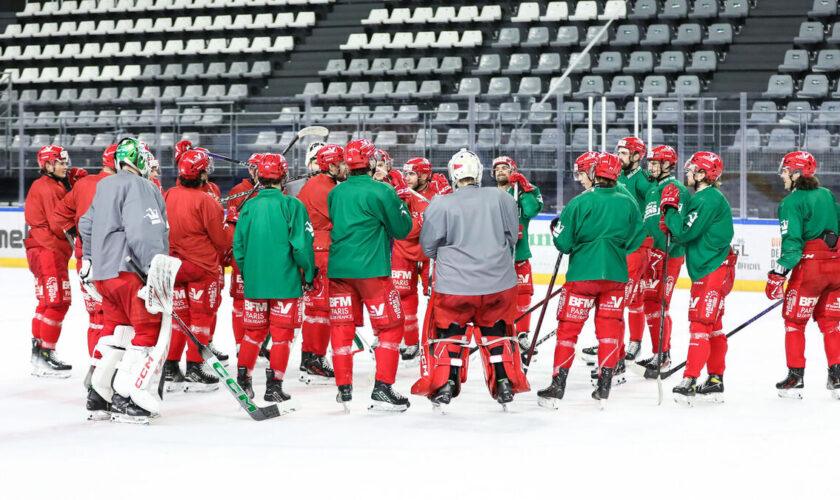 Hockey sur glace : bagarre générale, arbitre agressé… les images d’une fin de match houleuse entre Cergy et Grenoble