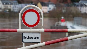 In Trier ist die Mosel über die Ufer getreten. (Symbolbild) Foto: Harald Tittel/dpa