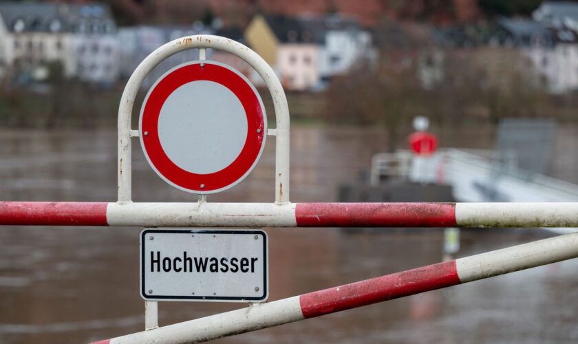 In Trier ist die Mosel über die Ufer getreten. (Symbolbild) Foto: Harald Tittel/dpa