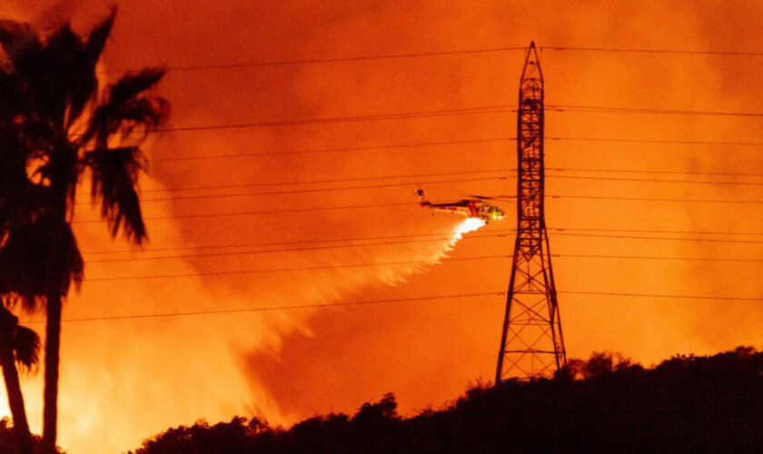 Incendies à Los Angeles : le vent qui attise les flammes faiblit, les critiques se multiplient