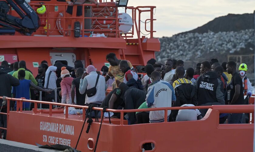 Interceptan en las últimas horas en aguas de Canarias dos cayucos con 224 migrantes