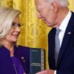 Joe Biden ehrt Trump-Kritikerin Liz Cheney – aber begnadigt er sie auch vorsorglich?