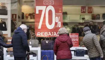 La Policía Nacional advierte sobre qué no pueden hacer las tiendas durante las rebajas de enero: «Tus derechos...»