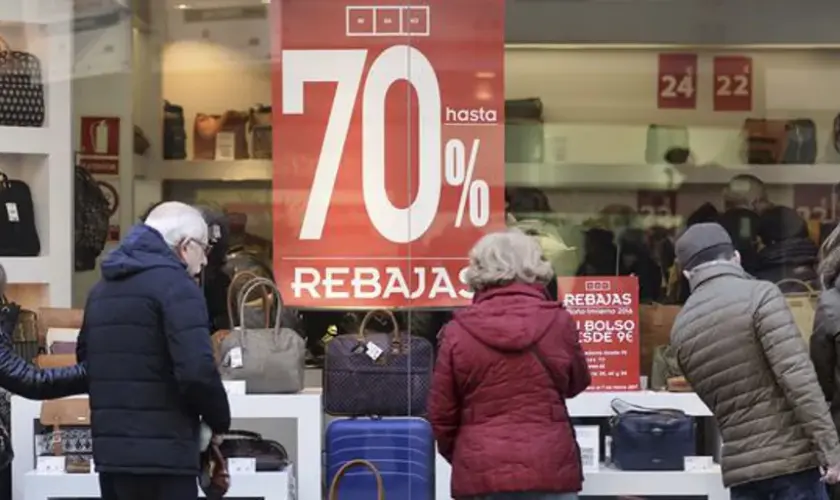 La Policía Nacional advierte sobre qué no pueden hacer las tiendas durante las rebajas de enero: «Tus derechos...»