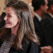 La Reina Letizia combate el frío con un vestido de tweed repetido... y misterioso