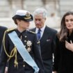 La Reina Letizia con abrigo de piel, falda burdeos y perlas en la Pascua Militar