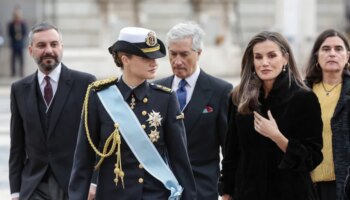 La Reina Letizia con abrigo de piel, falda burdeos y perlas en la Pascua Militar