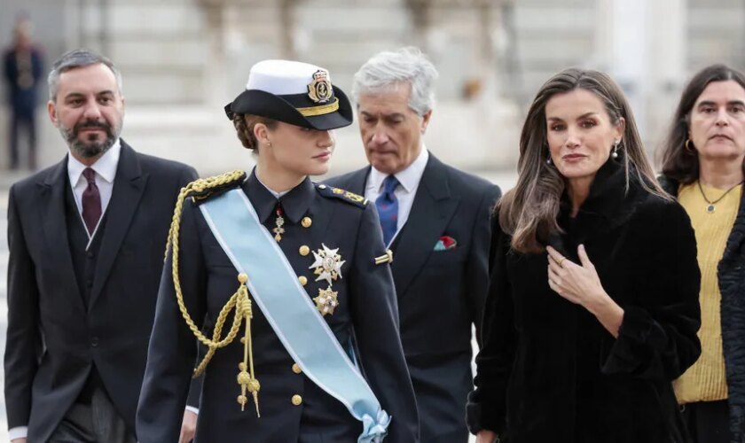 La Reina Letizia con abrigo de piel, falda burdeos y perlas en la Pascua Militar