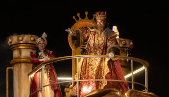 La lluvia da una tregua a los Reyes Magos que reparten ilusión en la cabalgata: "Gracias por las miles de cartas que se han acordado de los niños de Valencia"