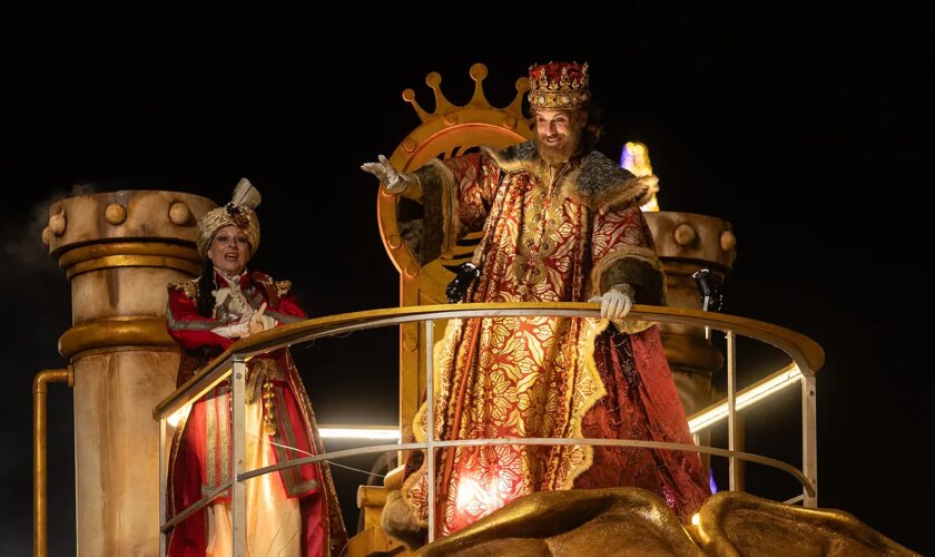 La lluvia da una tregua a los Reyes Magos que reparten ilusión en la cabalgata: "Gracias por las miles de cartas que se han acordado de los niños de Valencia"