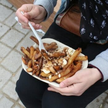 La poutine, bien plus qu'un plat, un enjeu identitaire et politique entre le Québec et le Canada