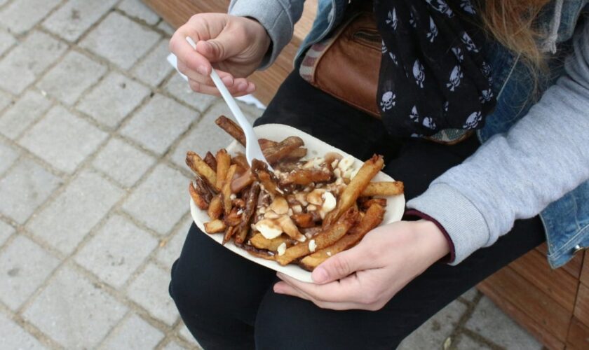 La poutine, bien plus qu'un plat, un enjeu identitaire et politique entre le Québec et le Canada