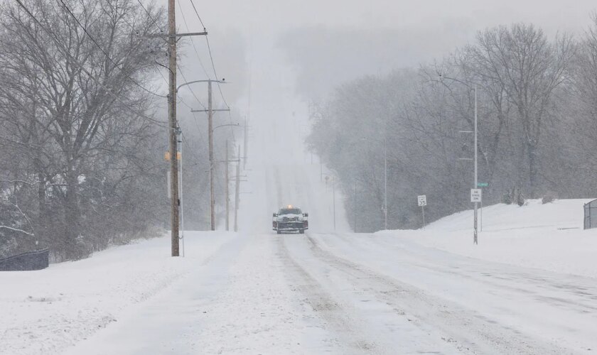 La tormenta invernal deja nevadas en el centro de EE.UU. e interrumpe miles de vuelos