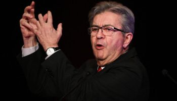 Le PS a «mis le NFP à terre» en négociant avec le gouvernement, accuse Jean-Luc Mélenchon