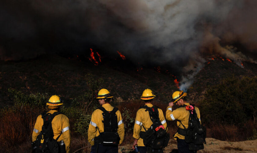 Le bilan des incendies de Los Angeles grimpe à 16 morts, le feu continue de s'étendre