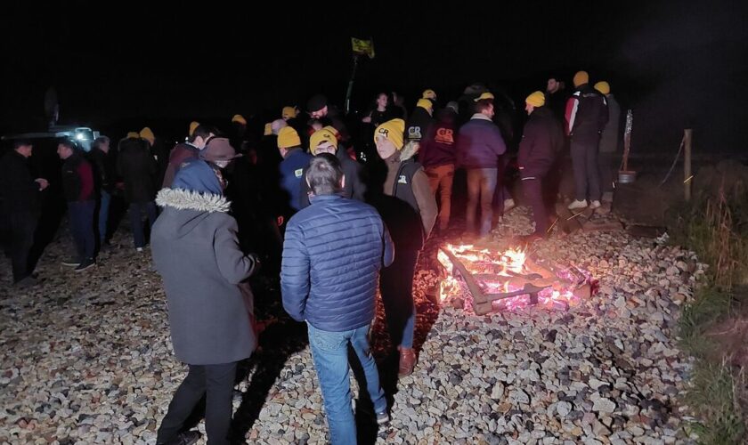 Les agriculteurs de la Coordination rurale, qui tentent de « monter à Paris », bloqués par les forces de l’ordre