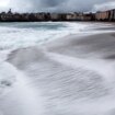 Lluvia, niebla, viento y olas ponen en aviso a 17 provincias por rachas de hasta 100 kilómetros por hora y olas de 7 metros en el norte